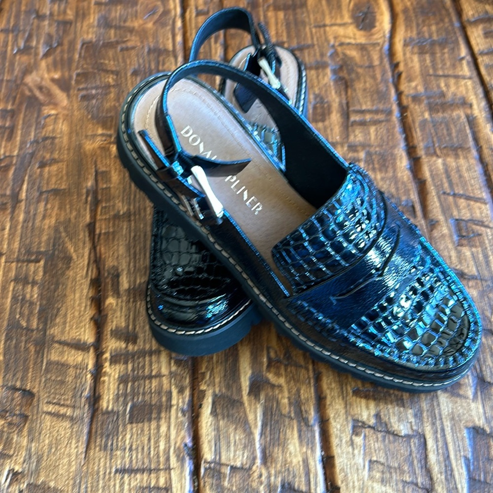 Brand NEW never worn Donald Pliner size 8 Halie slip on shoes.